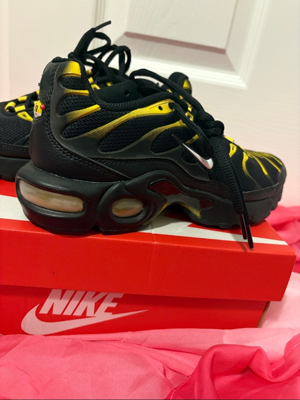 Nike Grade School Air Max Plus- Black and Yellow size 4Y - Picture 9 of 16